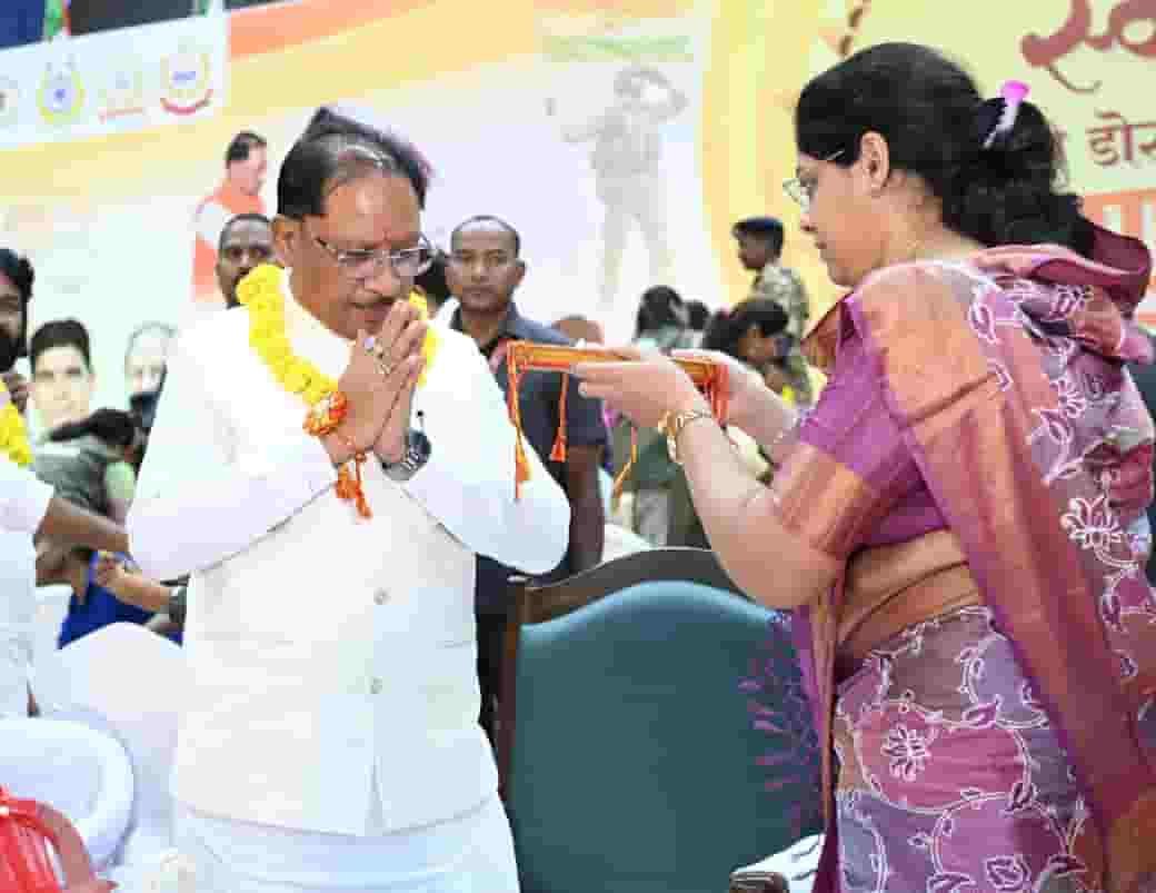 राखी का धागा, भावनाओं का रिश्ता—माधुरी जी से राखी बंधवाकर भावुक हुए CM साय राखी का धागा, भावनाओं का रिश्ता—माधुरी जी से राखी बंधवाकर भावुक हुए CM साय