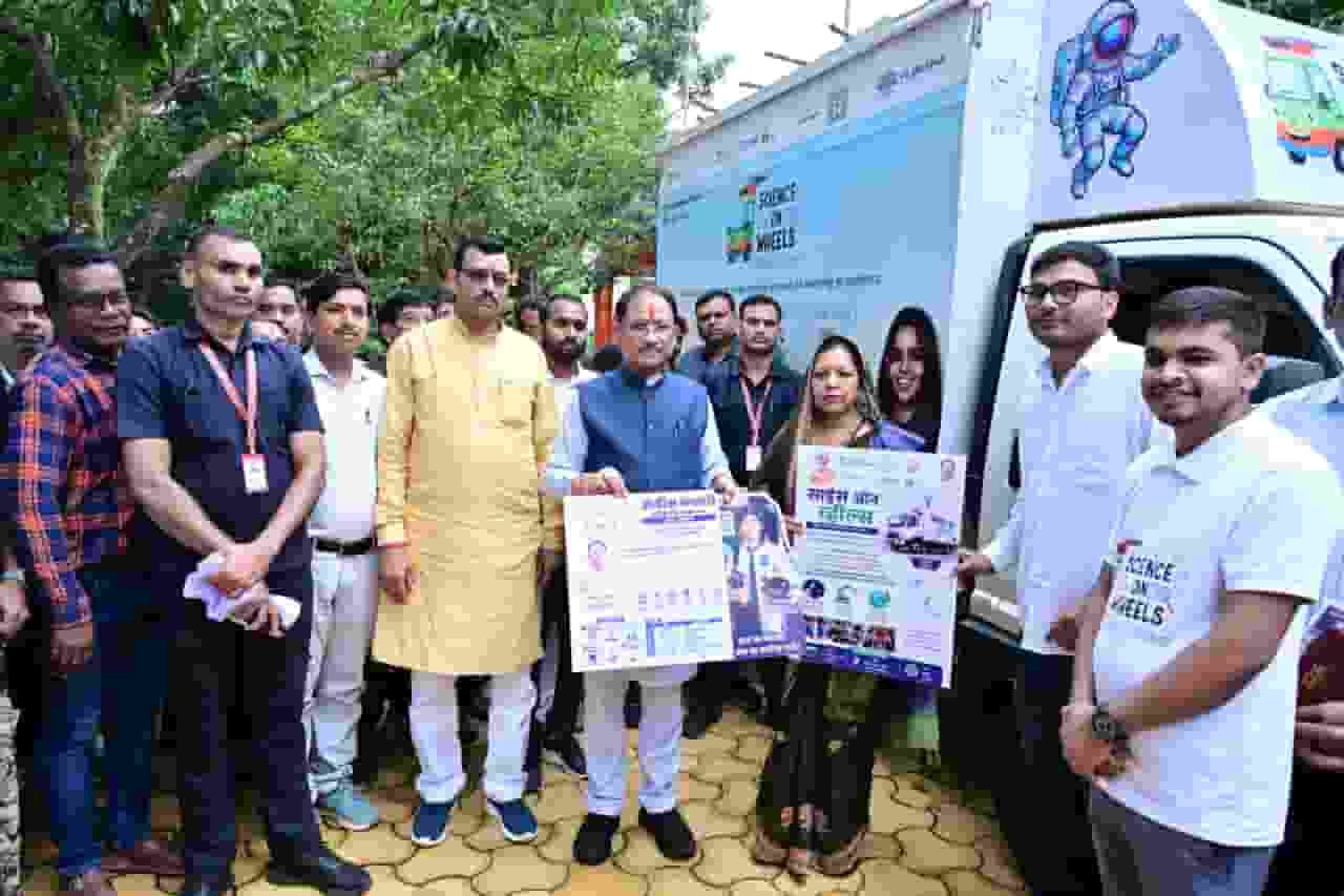 स्कूलों में पहुंचेगी चलती-फिरती विज्ञानशाला! मुख्यमंत्री ने ‘साइंस ऑन व्हील्स’ को किया रवाना