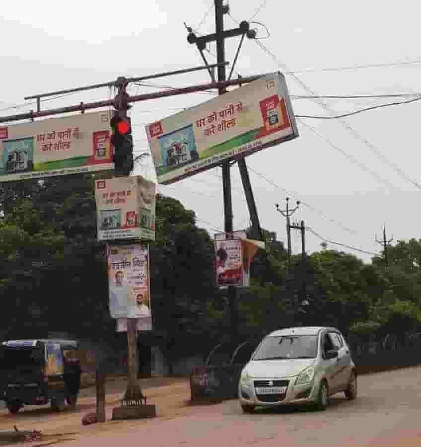 नेशनल हाईवे, चौक-चौराहों और ट्रैफिक सिग्नलों के पोल से जर्जर डिस्प्ले बोर्ड हटाए जाएं नेशनल हाईवे, चौक-चौराहों और ट्रैफिक सिग्नलों के पोल से जर्जर डिस्प्ले बोर्ड हटाए जाएं