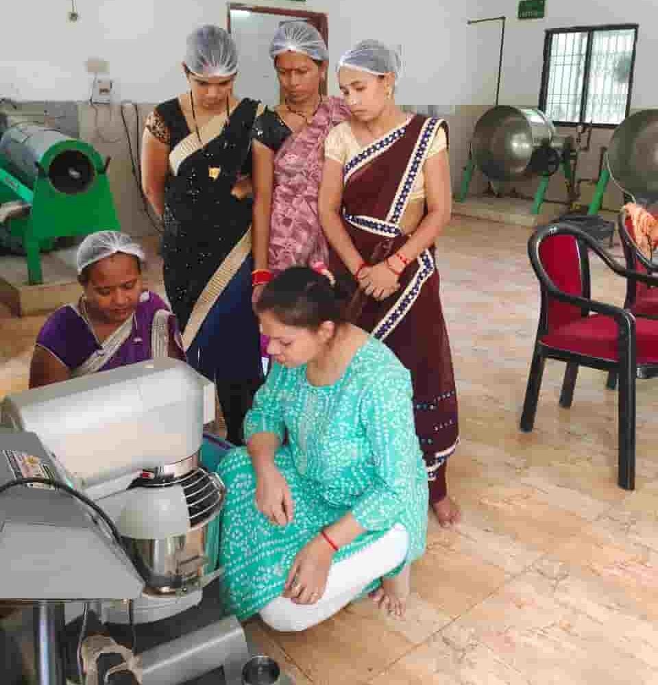 महुआ बना महिलाओं की तरक्की का सहारा, वन धन योजना से बदली जिंदगी महुआ बना महिलाओं की तरक्की का सहारा, वन धन योजना से बदली जिंदगी