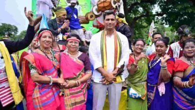 विश्व आदिवासी दिवस पर निकली भव्य रैली, पारंपरिक वेशभूषा में सजा आदिवासी समाज विश्व आदिवासी दिवस पर निकली भव्य रैली, पारंपरिक वेशभूषा में सजा आदिवासी समाज