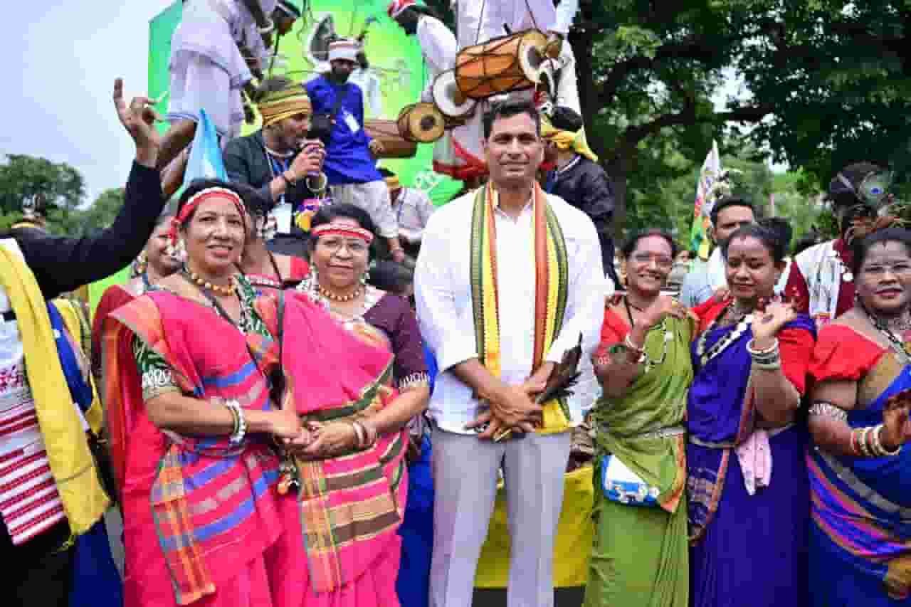 विश्व आदिवासी दिवस पर निकली भव्य रैली, पारंपरिक वेशभूषा में सजा आदिवासी समाज