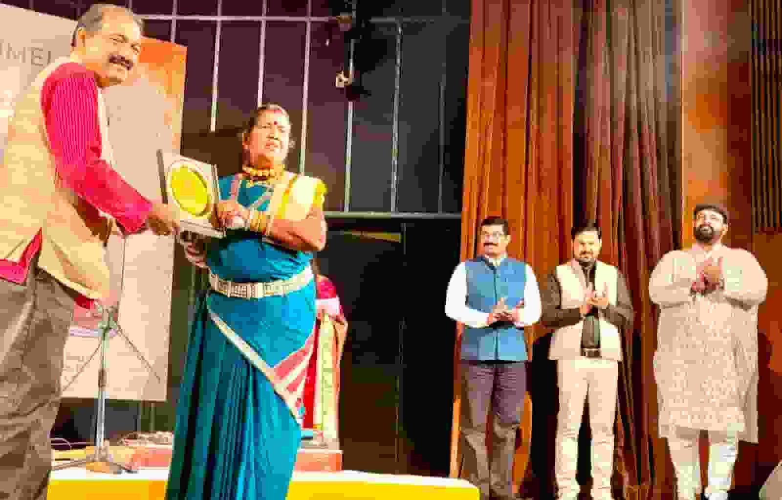 दिल्ली में छाया छत्तीसगढ़ का रंग! मंच पर जीवंत हुई पंडवानी की समृद्ध परंपरा दिल्ली में छाया छत्तीसगढ़ का रंग! मंच पर जीवंत हुई पंडवानी की समृद्ध परंपरा