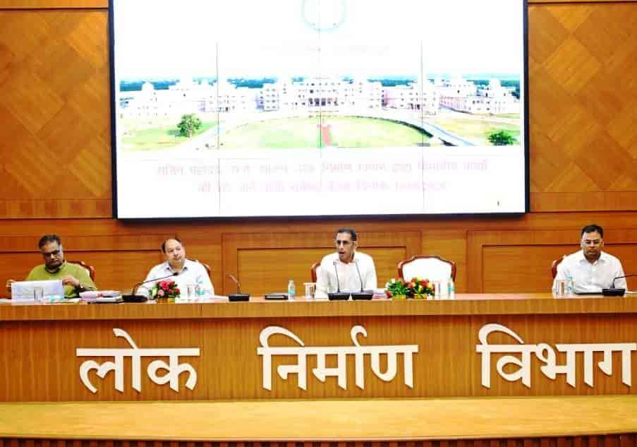 विकास की राह पर बढ़ते कदम, सड़क और भवन निर्माण की प्रगति पर सचिव की नजर विकास की राह पर बढ़ते कदम, सड़क और भवन निर्माण की प्रगति पर सचिव की नजर
