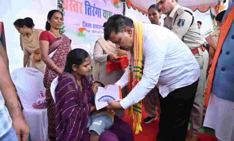 आस्था से राष्ट्रभक्ति तक—मां दंतेश्वरी के आशीर्वाद से आगे बढ़ी तिरंगा यात्रा आस्था से राष्ट्रभक्ति तक—मां दंतेश्वरी के आशीर्वाद से आगे बढ़ी तिरंगा यात्रा