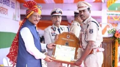 वर्दी के पीछे की मेहनत को सलाम, उत्कृष्ट सेवा के लिए सम्मानित हुए पुलिस और नगर सेना के कर्मी वर्दी के पीछे की मेहनत को सलाम, उत्कृष्ट सेवा के लिए सम्मानित हुए पुलिस और नगर सेना के कर्मी