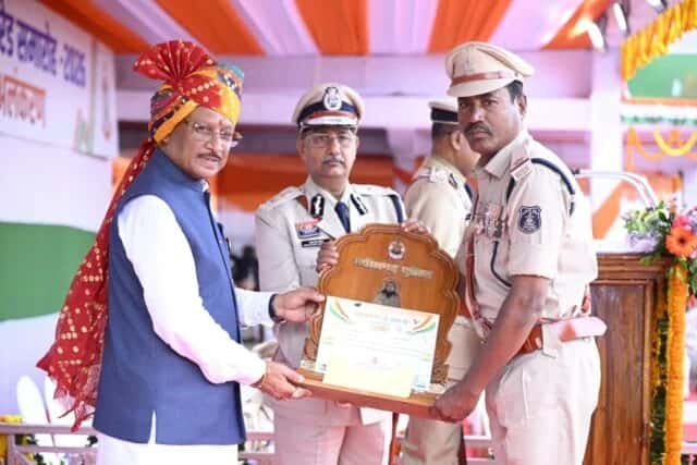 वर्दी के पीछे की मेहनत को सलाम, उत्कृष्ट सेवा के लिए सम्मानित हुए पुलिस और नगर सेना के कर्मी वर्दी के पीछे की मेहनत को सलाम, उत्कृष्ट सेवा के लिए सम्मानित हुए पुलिस और नगर सेना के कर्मी