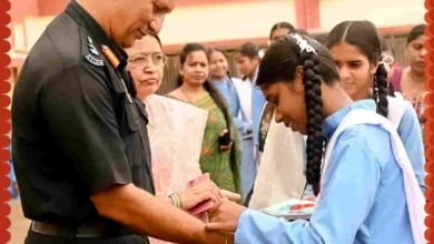 राखी के धागे में देशभक्ति का प्यार—नवा रायपुर के विद्यार्थियों ने सैनिकों के नाम लिखे जज्बात