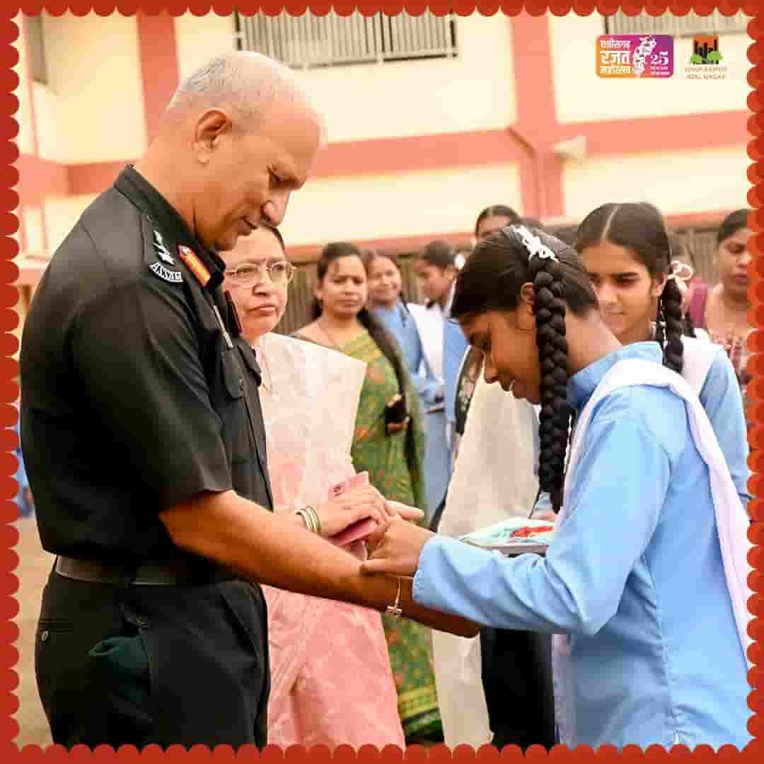 राखी के धागे में देशभक्ति का प्यार—नवा रायपुर के विद्यार्थियों ने सैनिकों के नाम लिखे जज्बात राखी के धागे में देशभक्ति का प्यार—नवा रायपुर के विद्यार्थियों ने सैनिकों के नाम लिखे जज्बात
