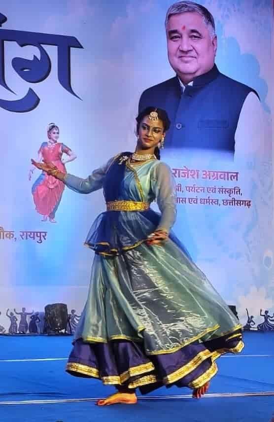 बादलों की छांव, बारिश की फुहार और मंच पर पावस का रंग—‘पावस प्रसंग’ ने बांधा समां बादलों की छांव, बारिश की फुहार और मंच पर पावस का रंग—‘पावस प्रसंग’ ने बांधा समां