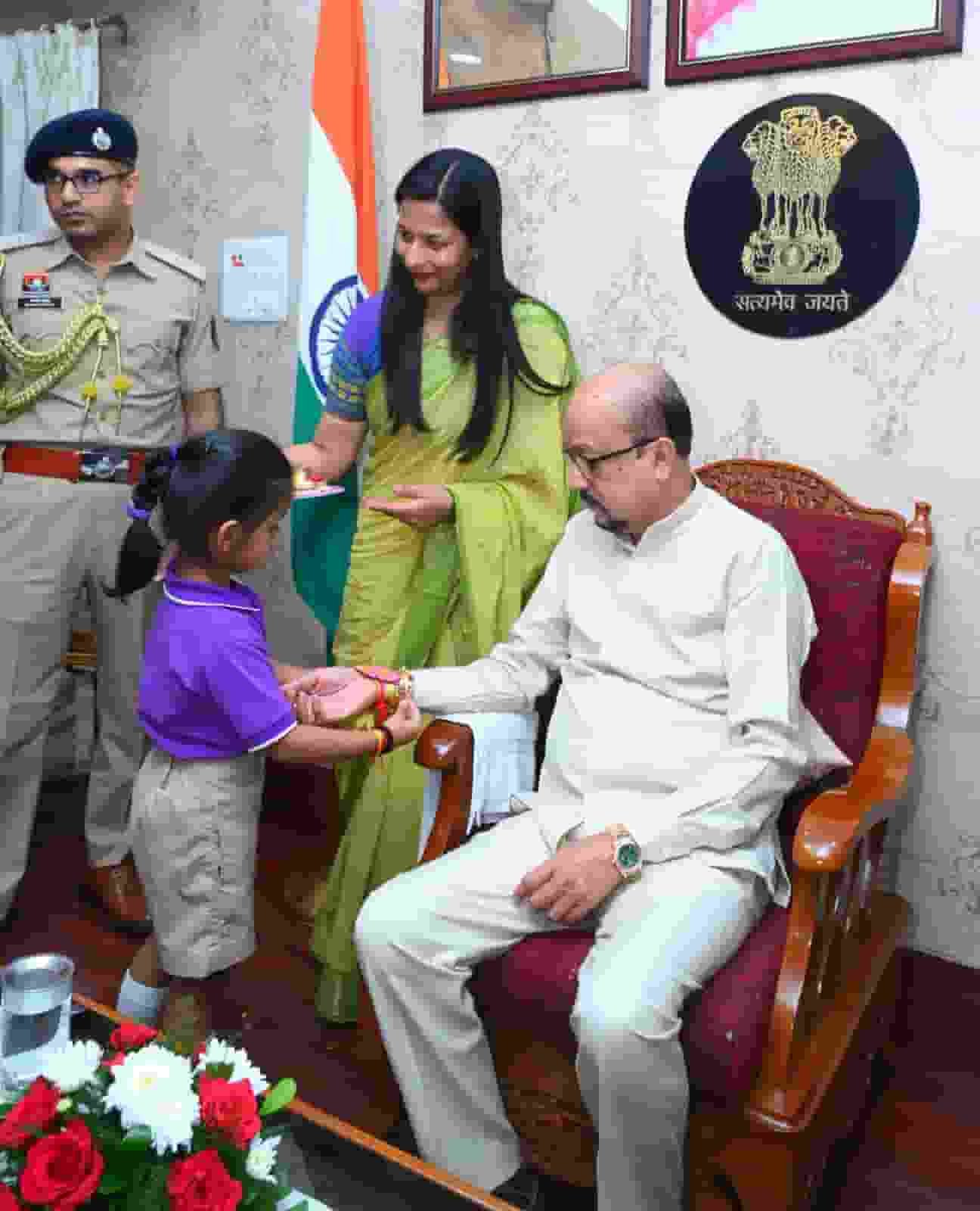 रिश्तों की डोर ने मिटाई हर दूरी, दिव्यांग बच्चों के रक्षा सूत्र से भावुक हुआ लोक भवन