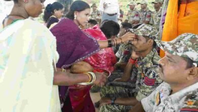 हथियार से राखी तक का सफर, बहनों ने DRG जवानों को बांधा विश्वास और शांति का धागा हथियार से राखी तक का सफर, बहनों ने DRG जवानों को बांधा विश्वास और शांति का धागा