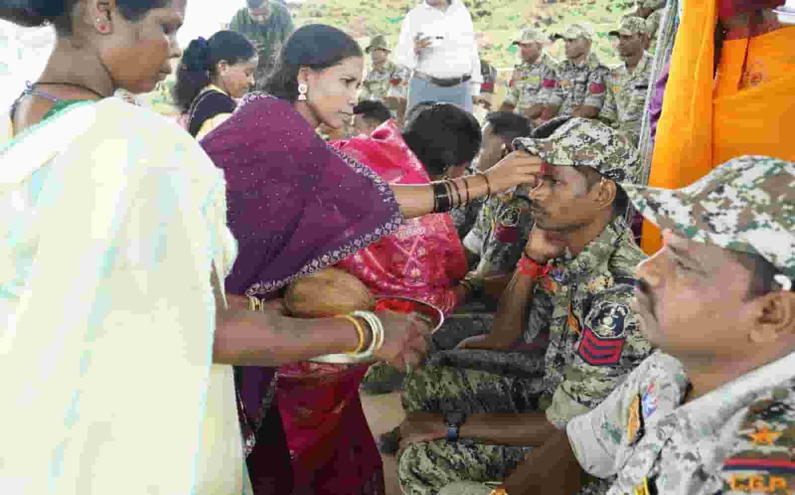 हथियार से राखी तक का सफर, बहनों ने DRG जवानों को बांधा विश्वास और शांति का धागा हथियार से राखी तक का सफर, बहनों ने DRG जवानों को बांधा विश्वास और शांति का धागा