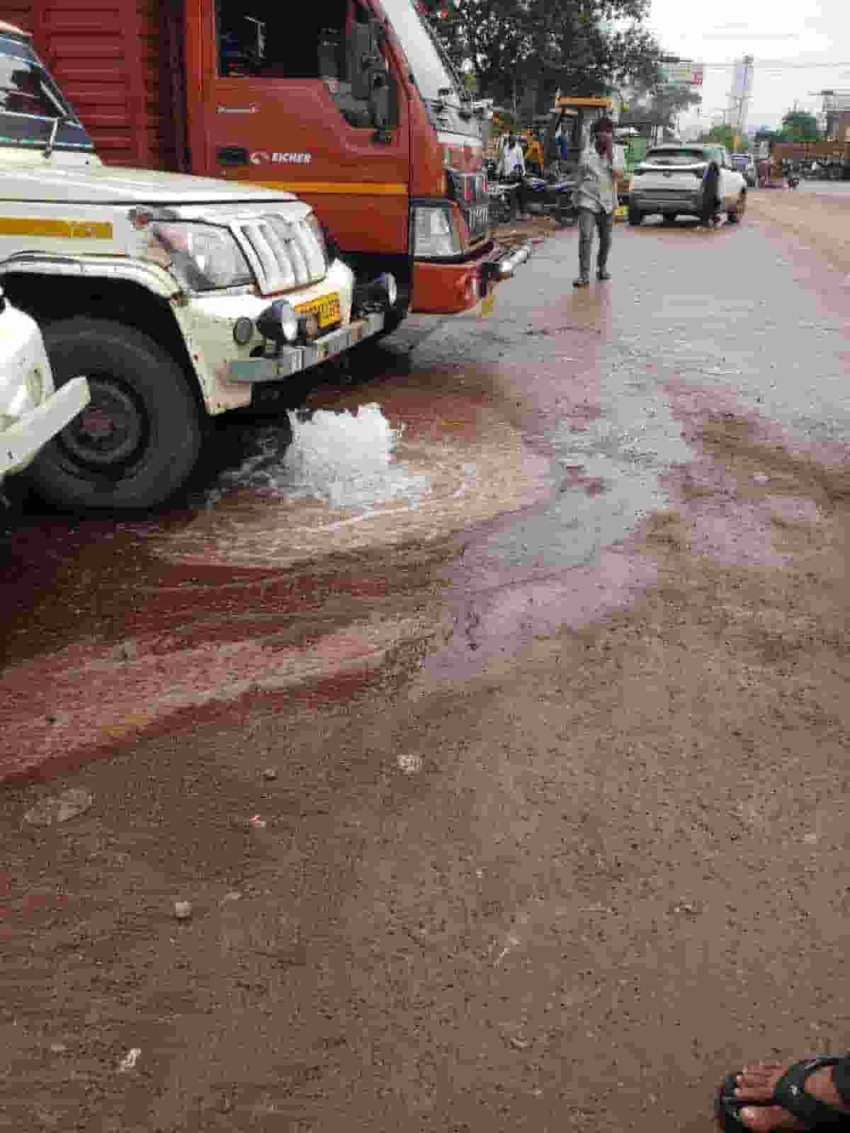 नलों से नहीं, लापरवाही से बह रहा पानी! निगम क्षेत्र में रोज लाखों लीटर पेयजल बर्बाद नलों से नहीं, लापरवाही से बह रहा पानी! निगम क्षेत्र में रोज लाखों लीटर पेयजल बर्बाद