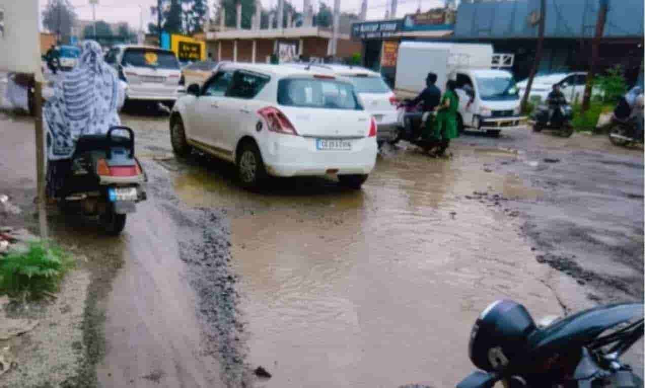 वायरल वीडियो ने खींचा मुख्यमंत्री का ध्यान, अंबिकापुर की सड़क सुधारने तत्काल निर्देश वायरल वीडियो ने खींचा मुख्यमंत्री का ध्यान, अंबिकापुर की सड़क सुधारने तत्काल निर्देश
