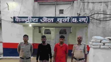 रंजिश की आग में वार, पुलिस के शिकंजे में दो आरोपी; हथियार भी बरामद रंजिश की आग में वार, पुलिस के शिकंजे में दो आरोपी; हथियार भी बरामद
