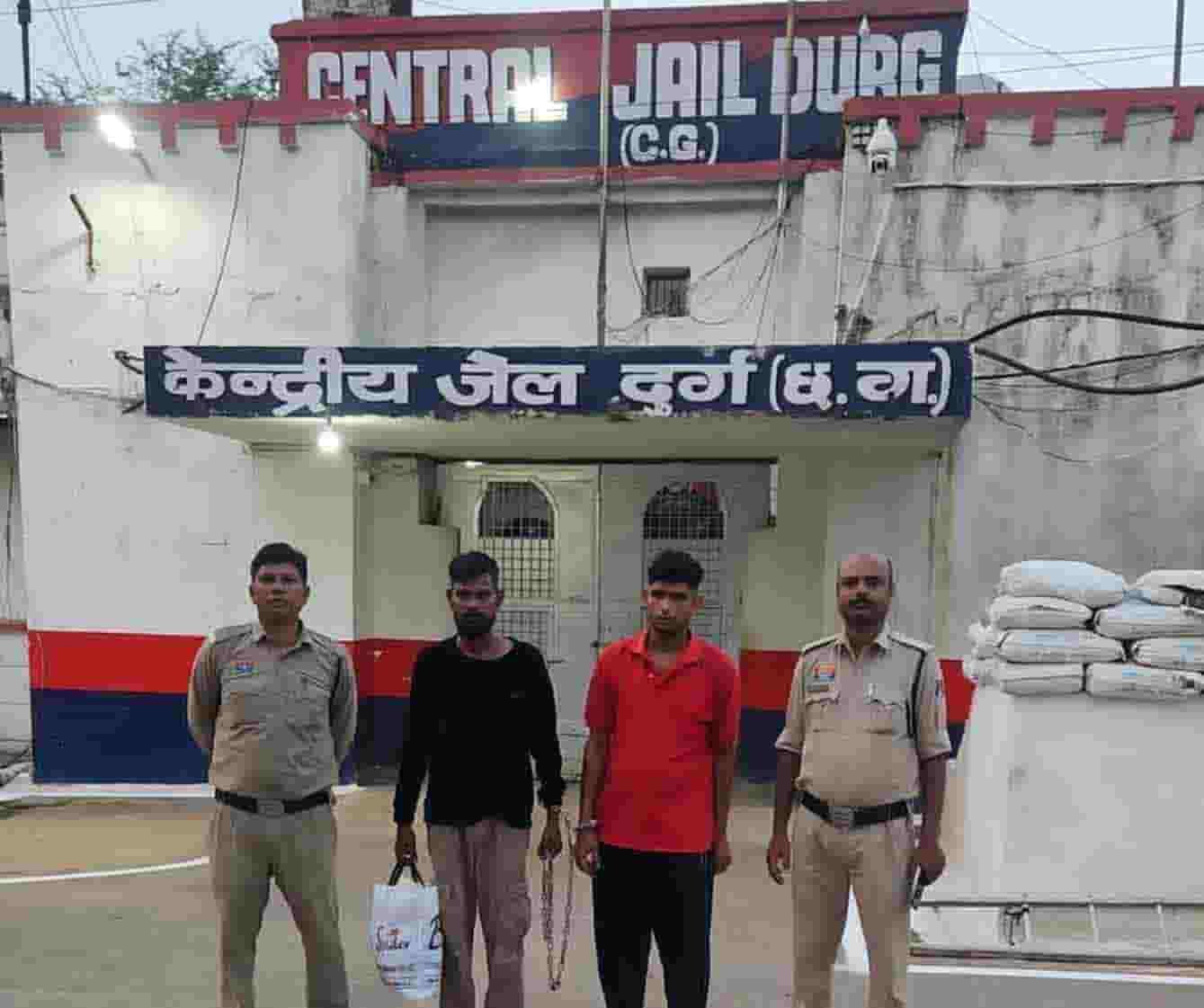 रंजिश की आग में वार, पुलिस के शिकंजे में दो आरोपी; हथियार भी बरामद रंजिश की आग में वार, पुलिस के शिकंजे में दो आरोपी; हथियार भी बरामद