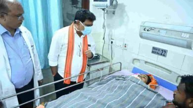 हादसे के बीच संवेदना का साथ—एम्स में घायलों से मिले उपमुख्यमंत्री विजय शर्मा हादसे के बीच संवेदना का साथ—एम्स में घायलों से मिले उपमुख्यमंत्री विजय शर्मा
