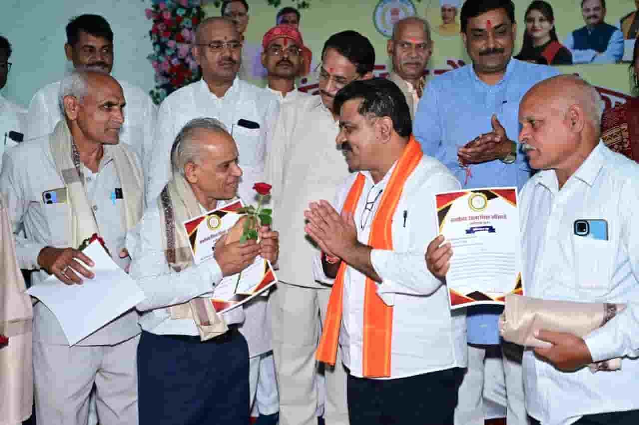 गुरु की सीख से संवरता भविष्य, शिक्षक समाज के पथप्रदर्शक: विजय शर्मा गुरु की सीख से संवरता भविष्य, शिक्षक समाज के पथप्रदर्शक: विजय शर्मा