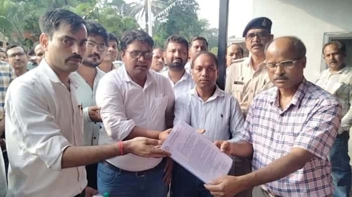 पुरानी पेंशन की मांग ने पकड़ा जोर, गेट मीटिंग से रायपुर घेराव तक कर्मचारियों की हुंकार पुरानी पेंशन की मांग ने पकड़ा जोर, गेट मीटिंग से रायपुर घेराव तक कर्मचारियों की हुंकार