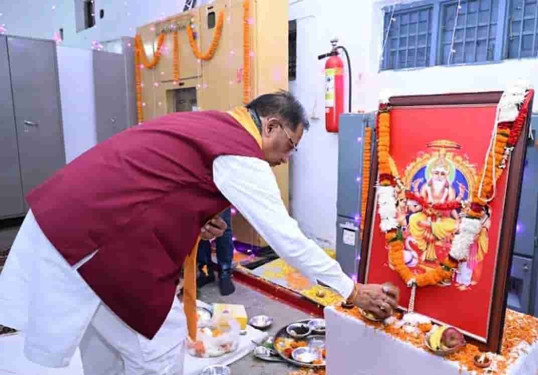 हुनर के हाथ, सृजन की पहचान—भगवान विश्वकर्मा की आराधना में श्रम सम्मान का संदेश हुनर के हाथ, सृजन की पहचान—भगवान विश्वकर्मा की आराधना में श्रम सम्मान का संदेश