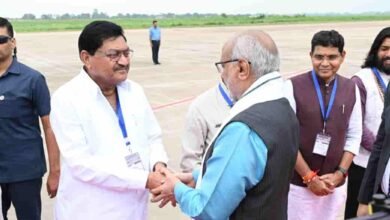 उपराष्ट्रपति राधाकृष्णन के आगमन पर खास स्वागत, राज्यपाल डेका ने किया आत्मीय अभिनंदन उपराष्ट्रपति राधाकृष्णन के आगमन पर खास स्वागत, राज्यपाल डेका ने किया आत्मीय अभिनंदन