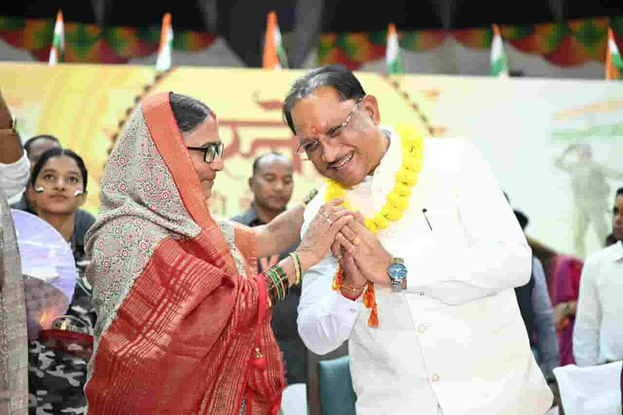 महतारी के मान से बदली पहचान—2026 लिखेगा नारी सम्मान की नई गाथा महतारी के मान से बदली पहचान—2026 लिखेगा नारी सम्मान की नई गाथा
