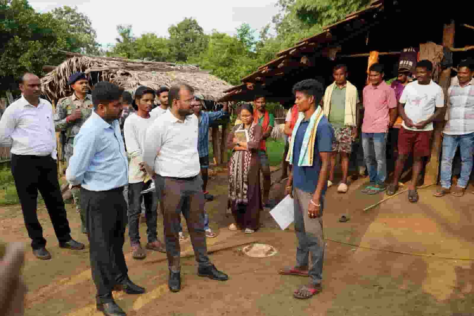 जब गांव की राह बनी संदेश: ट्रैक्टर से ग्रामीण, बाइक पर कलेक्टर-सीईओ जब गांव की राह बनी संदेश: ट्रैक्टर से ग्रामीण, बाइक पर कलेक्टर-सीईओ