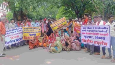 प्लांट के खिलाफ एकजुट हुए ग्रामीण, कलेक्ट्रेट पहुंचकर उठाई अपनी आवाज प्लांट के खिलाफ एकजुट हुए ग्रामीण, कलेक्ट्रेट पहुंचकर उठाई अपनी आवाज