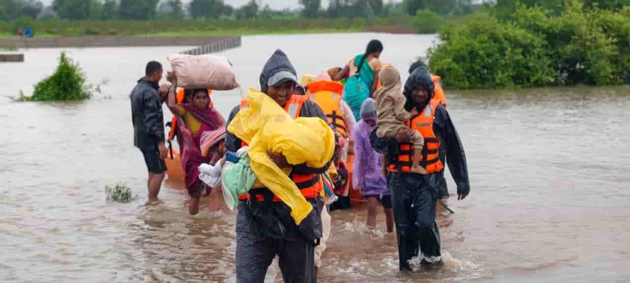 सैलाब के बीच सुरक्षा की नाव बनी SDRF, परसदा में 60 लोगों का रेस्क्यू सैलाब के बीच सुरक्षा की नाव बनी SDRF, परसदा में 60 लोगों का रेस्क्यू