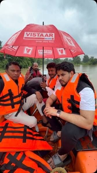 नदी के उफान में अटकी जिंदगी! पेड़ पर फंसे ग्रामीण का सफल रेस्क्यू