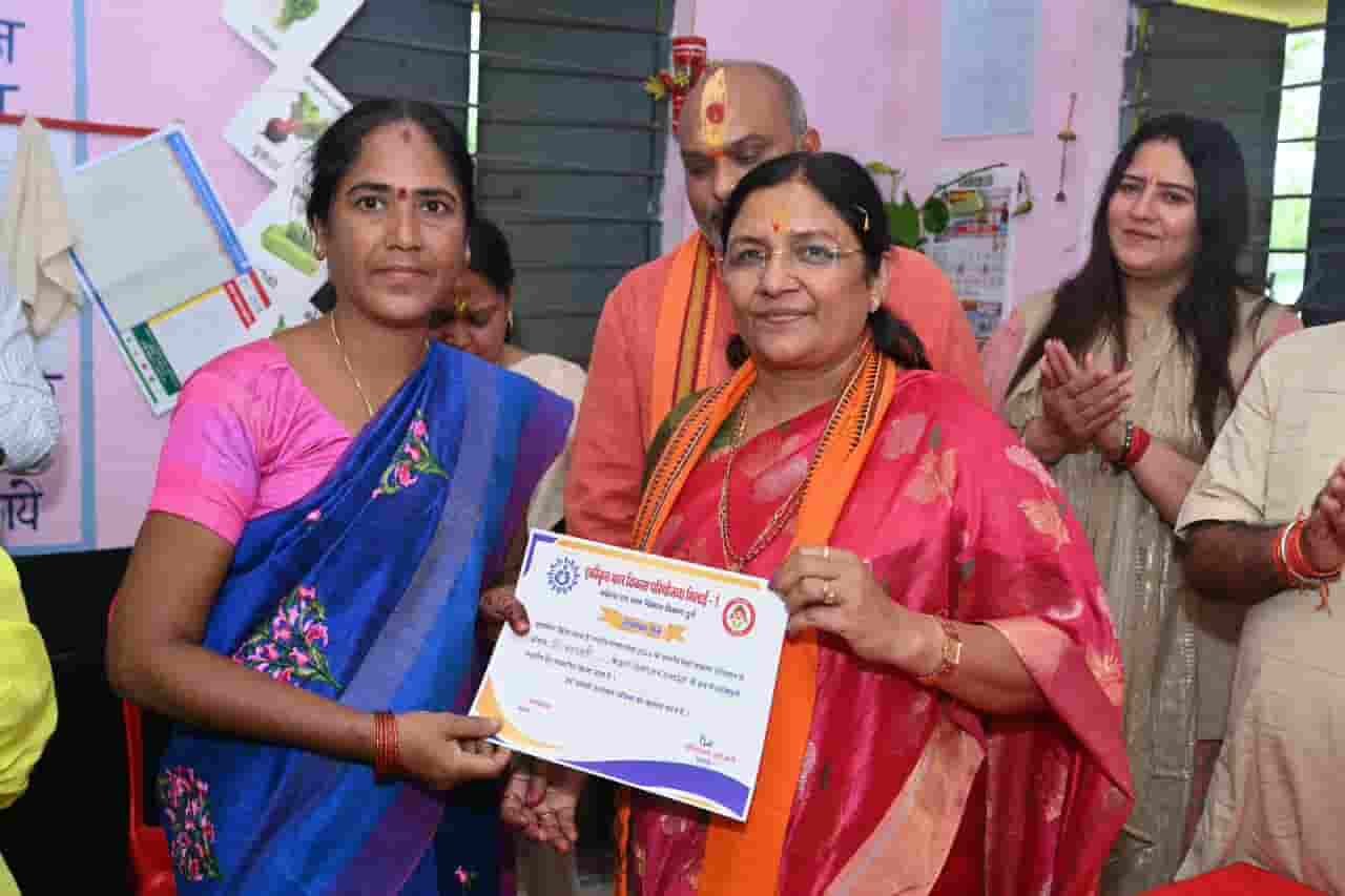 ‘आंगन मिलन’ में पहुंचीं केंद्रीय राज्यमंत्री सावित्री ठाकुर, आंगनबाड़ी केंद्रों में दिखा उत्साह ‘आंगन मिलन’ में पहुंचीं केंद्रीय राज्यमंत्री सावित्री ठाकुर, आंगनबाड़ी केंद्रों में दिखा उत्साह