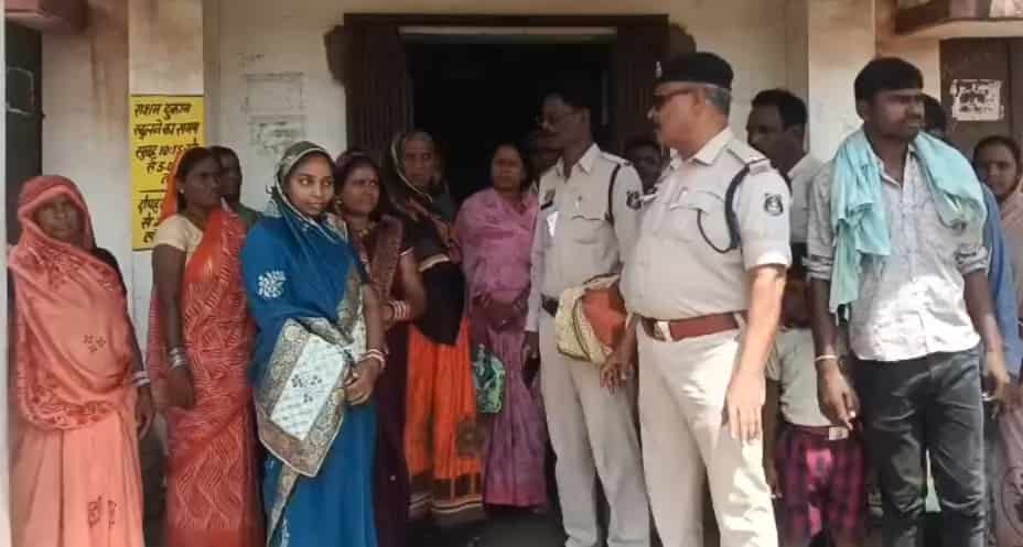 डिजिटल ठगी से सुरक्षा की पाठशाला, दुर्ग पुलिस ने गांव-गांव जगाई जागरूकता डिजिटल ठगी से सुरक्षा की पाठशाला, दुर्ग पुलिस ने गांव-गांव जगाई जागरूकता
