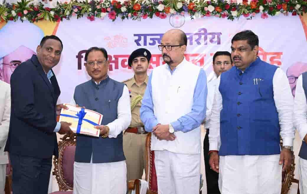 AI के युग में शिक्षक बनें विद्यार्थियों के मार्गदर्शक, तकनीक के विवेकपूर्ण उपयोग की दें सीख: राज्यपाल डेका AI के युग में शिक्षक बनें विद्यार्थियों के मार्गदर्शक, तकनीक के विवेकपूर्ण उपयोग की दें सीख: राज्यपाल डेका