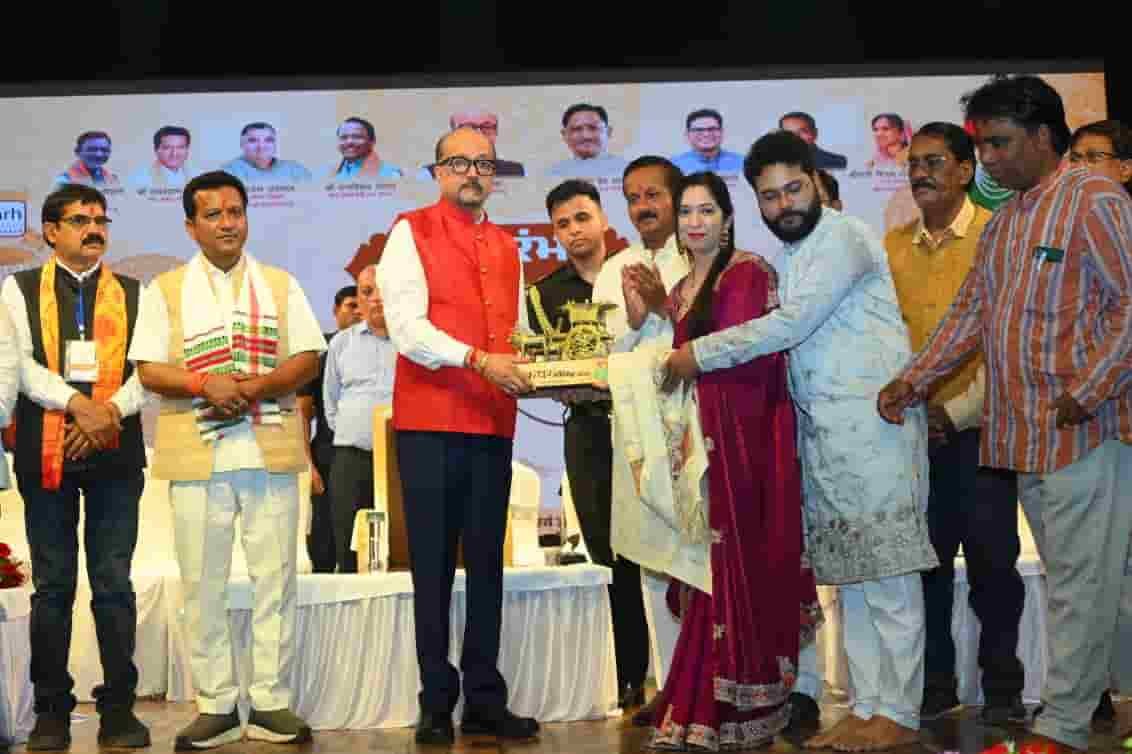 परंपरा की थाप, विरासत की गूंज—नई पीढ़ी को चक्रधर सिंह की सांस्कृतिक धरोहर से जोड़ रहा समारोह परंपरा की थाप, विरासत की गूंज—नई पीढ़ी को चक्रधर सिंह की सांस्कृतिक धरोहर से जोड़ रहा समारोह