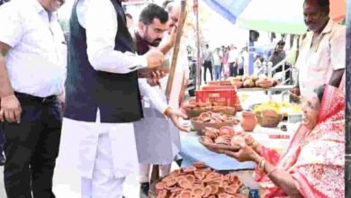 अचानक पसरे पर पहुंचे मुख्यमंत्री साय, मीरा से दीया खरीदकर जीता सबका दिल अचानक पसरे पर पहुंचे मुख्यमंत्री साय, मीरा से दीया खरीदकर जीता सबका दिल