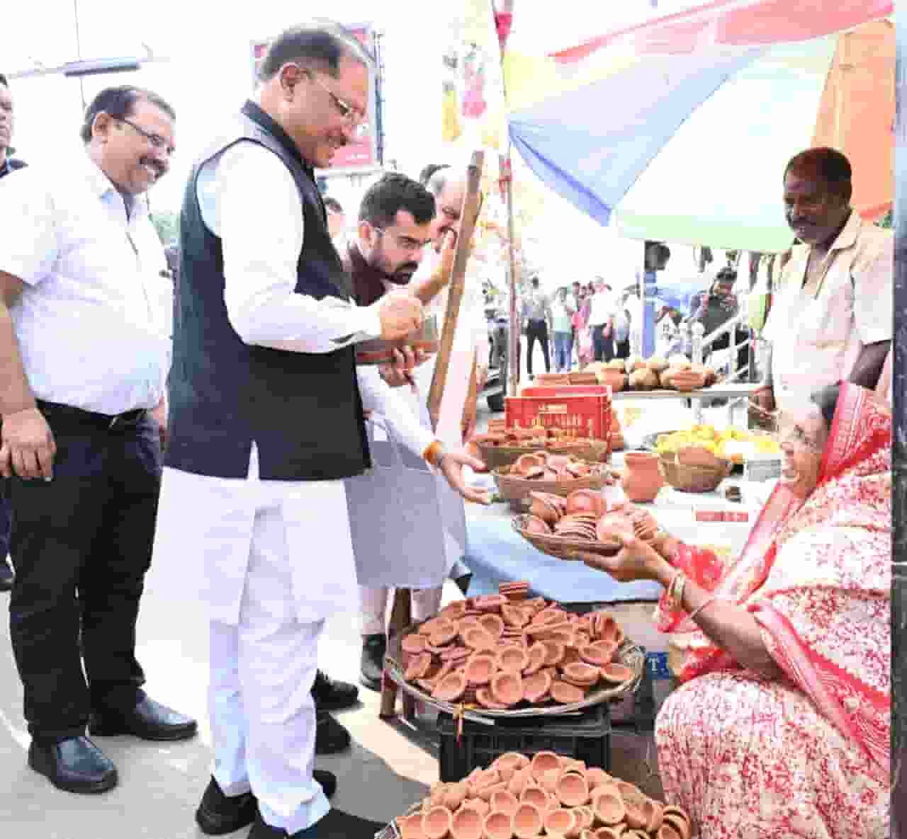 अचानक पसरे पर पहुंचे मुख्यमंत्री साय, मीरा से दीया खरीदकर जीता सबका दिल अचानक पसरे पर पहुंचे मुख्यमंत्री साय, मीरा से दीया खरीदकर जीता सबका दिल