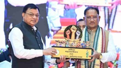 मेहनत के हाथ, समृद्धि की राह—श्रमवीरों से गढ़ रहा छत्तीसगढ़ का भविष्य मेहनत के हाथ, समृद्धि की राह—श्रमवीरों से गढ़ रहा छत्तीसगढ़ का भविष्य