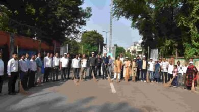 बापू की जयंती पर स्वच्छता का संकल्प, राज्यपाल डेका ने की साफ-सफाई