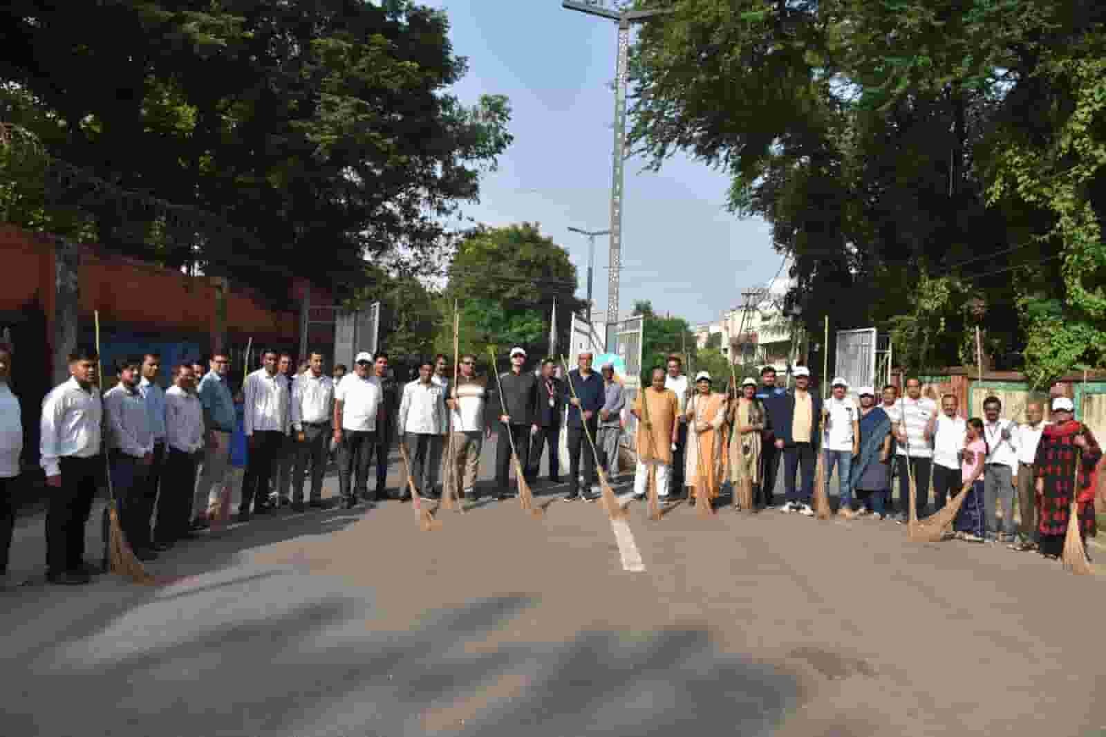 बापू की जयंती पर स्वच्छता का संकल्प, राज्यपाल डेका ने की साफ-सफाई