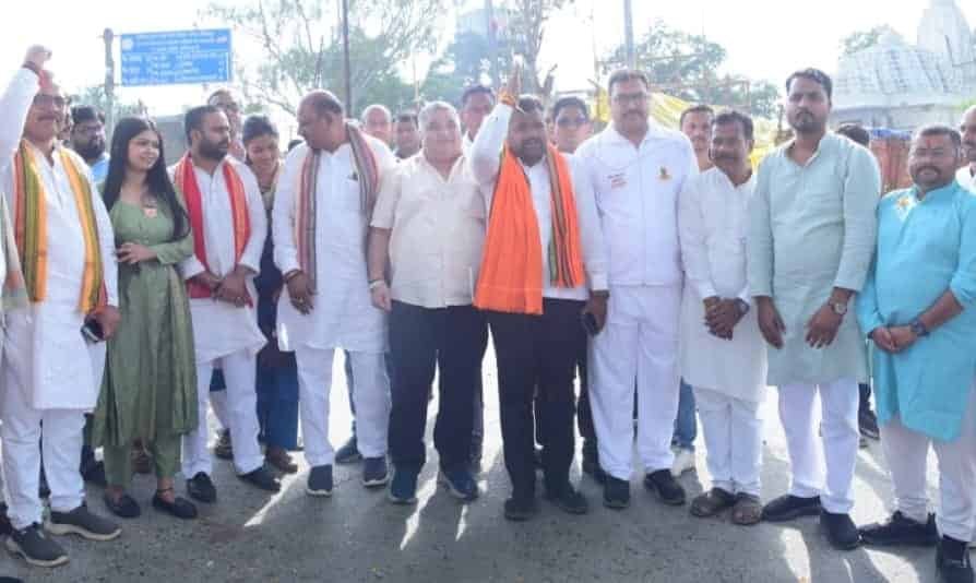 सेवा के साथ स्वच्छता का संकल्प, श्रमदान में जुटे मंत्री राजेश अग्रवाल