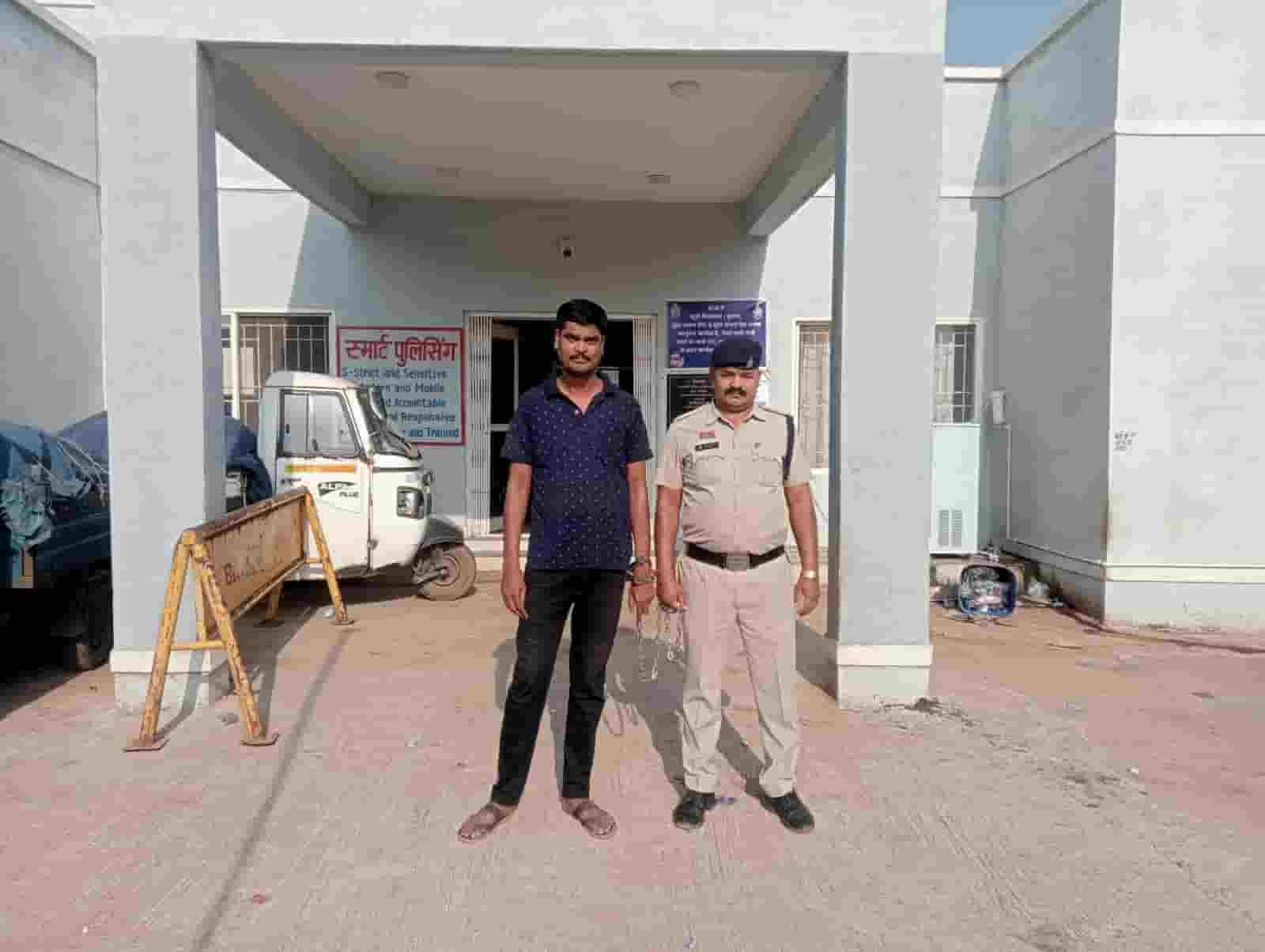 नशे की गोलियों पर शिकंजा, रवि शंकर स्टेडियम के सामने दो गिरफ्तार नशे की गोलियों पर शिकंजा, रवि शंकर स्टेडियम के सामने दो गिरफ्तार