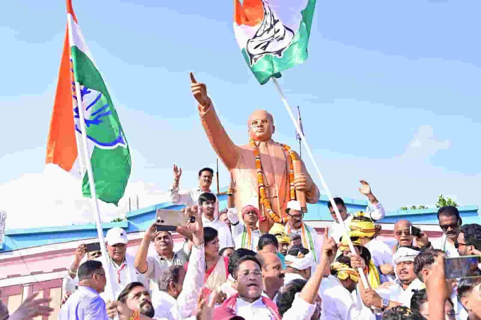 सड़क पर उतरी कांग्रेस! ‘वोट बचाओ-देश बचाओ’ अभियान में पैदल मार्च सड़क पर उतरी कांग्रेस! ‘वोट बचाओ-देश बचाओ’ अभियान में पैदल मार्च