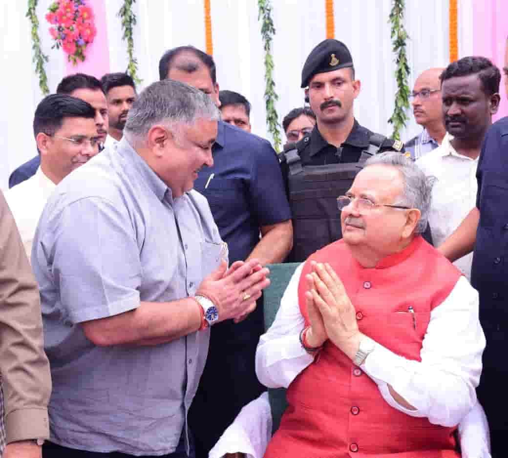 जन्मदिन पर डॉ. रमन सिंह से मिले पर्यटन मंत्री राजेश अग्रवाल, दी शुभकामनाएं