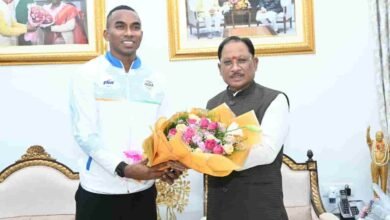 मुख्यमंत्री विष्णु देव साय से एशियन गेम्स के कांस्य पदक विजेता एथलीट अनिमेष कुजूर ने की सौजन्य मुलाकात मुख्यमंत्री विष्णु देव साय से एशियन गेम्स के कांस्य पदक विजेता एथलीट अनिमेष कुजूर ने की सौजन्य मुलाकात