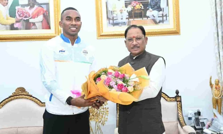 मुख्यमंत्री विष्णु देव साय से एशियन गेम्स के कांस्य पदक विजेता एथलीट अनिमेष कुजूर ने की सौजन्य मुलाकात मुख्यमंत्री विष्णु देव साय से एशियन गेम्स के कांस्य पदक विजेता एथलीट अनिमेष कुजूर ने की सौजन्य मुलाकात