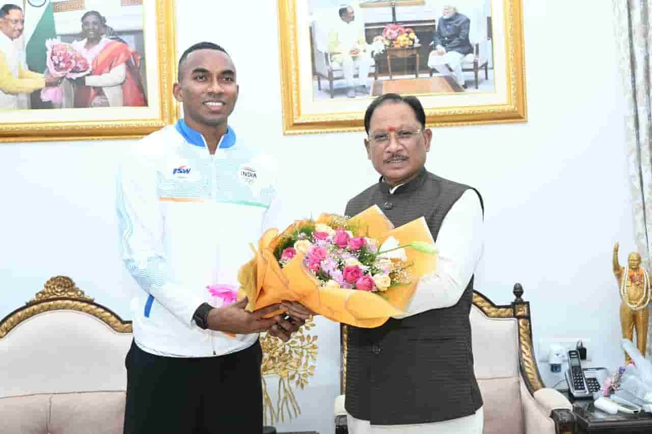 मुख्यमंत्री विष्णु देव साय से एशियन गेम्स के कांस्य पदक विजेता एथलीट अनिमेष कुजूर ने की सौजन्य मुलाकात मुख्यमंत्री विष्णु देव साय से एशियन गेम्स के कांस्य पदक विजेता एथलीट अनिमेष कुजूर ने की सौजन्य मुलाकात
