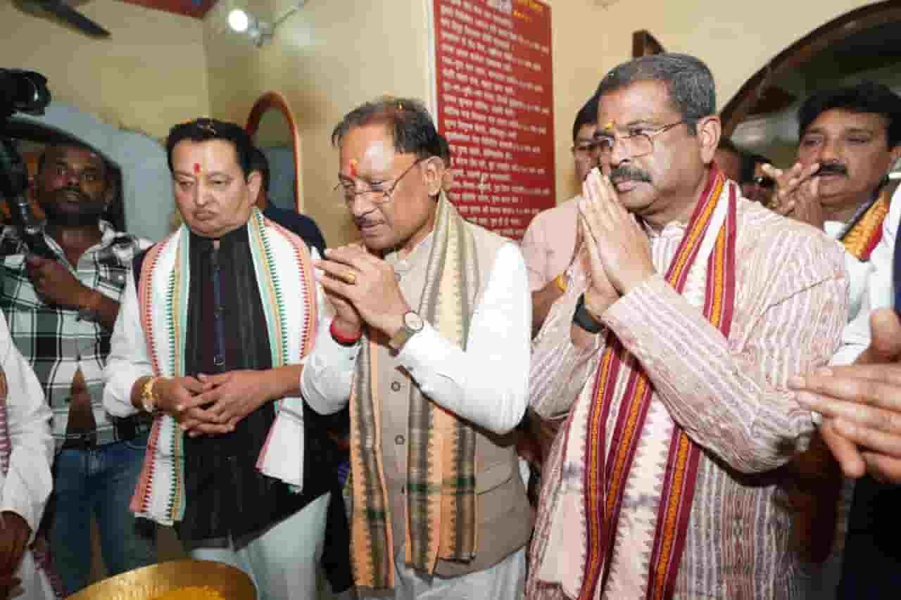 मुख्यमंत्री विष्णु देव साय ने रामचंडी मंदिर में पूजा-अर्चना कर प्रदेश की खुशहाली की कामना की