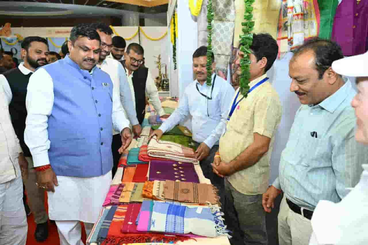 लोकल से आत्मनिर्भरता तक: खादी और स्थानीय उत्पादों को अपनाने की अपील