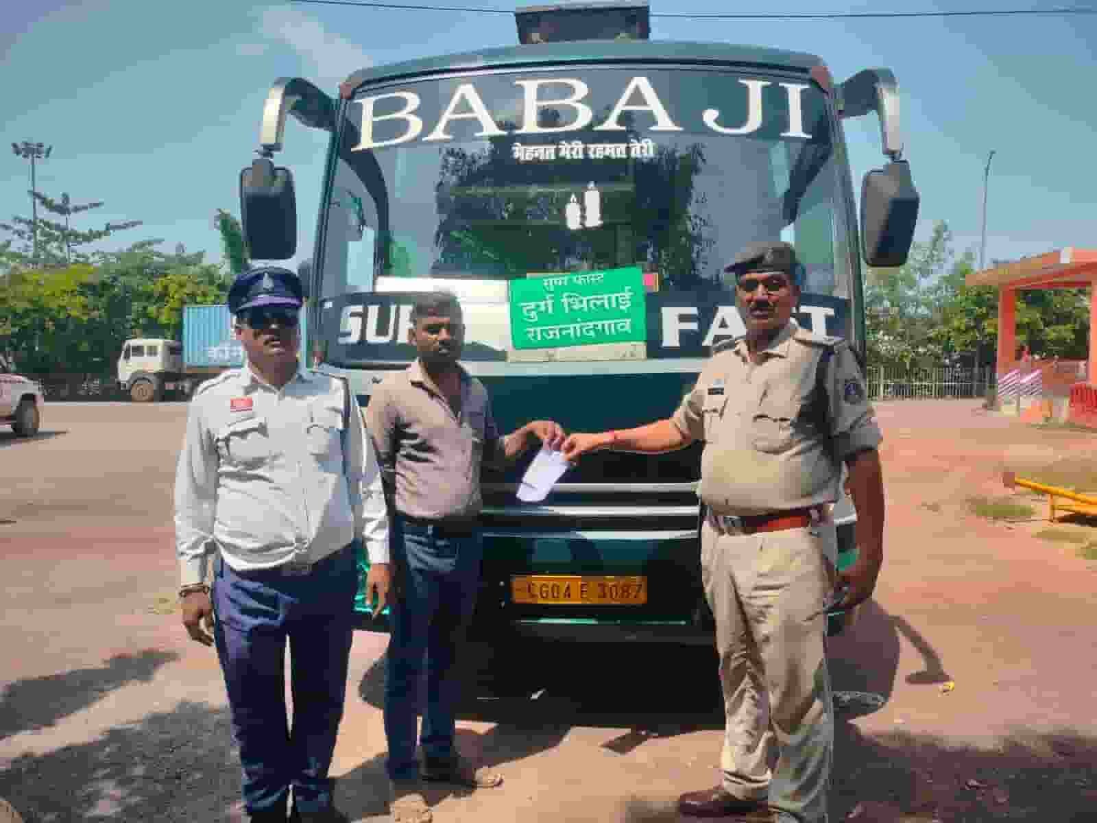 हेलमेट की अनदेखी पड़ी भारी, दुर्ग में 7,610 वाहन चालकों पर कार्रवाई हेलमेट की अनदेखी पड़ी भारी, दुर्ग में 7,610 वाहन चालकों पर कार्रवाई